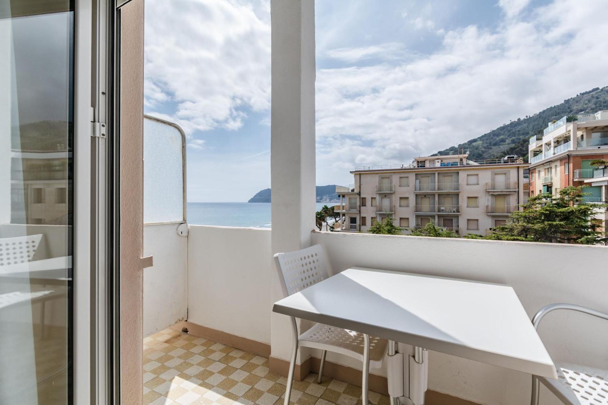 Hotiday Room Collection - Mediterranee Alassio Exterior photo